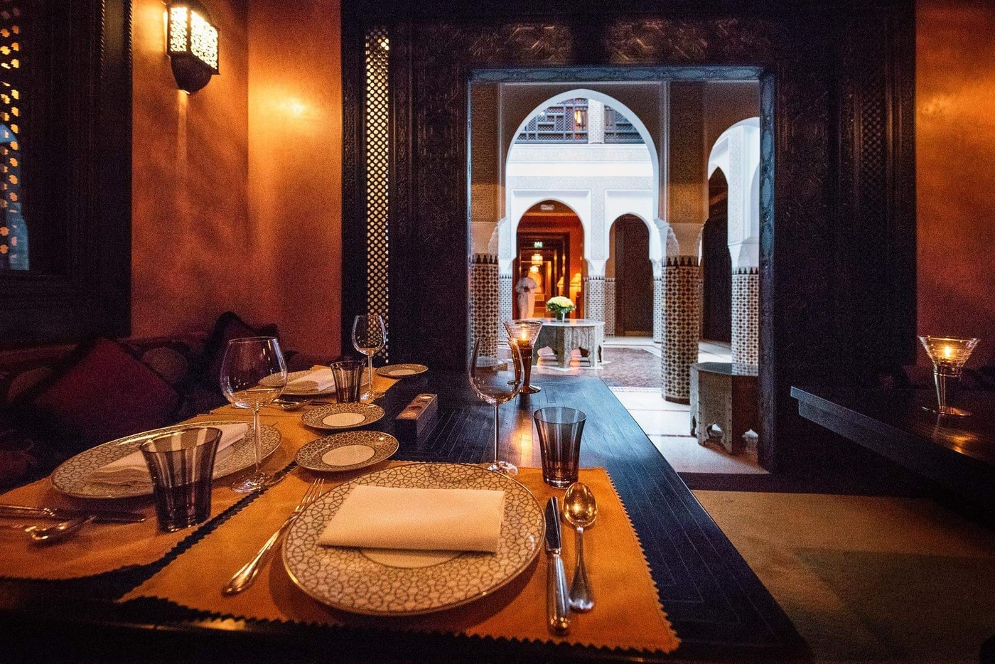 Comedor de Le Marocain, con el patio al fondo, en La Mamounia