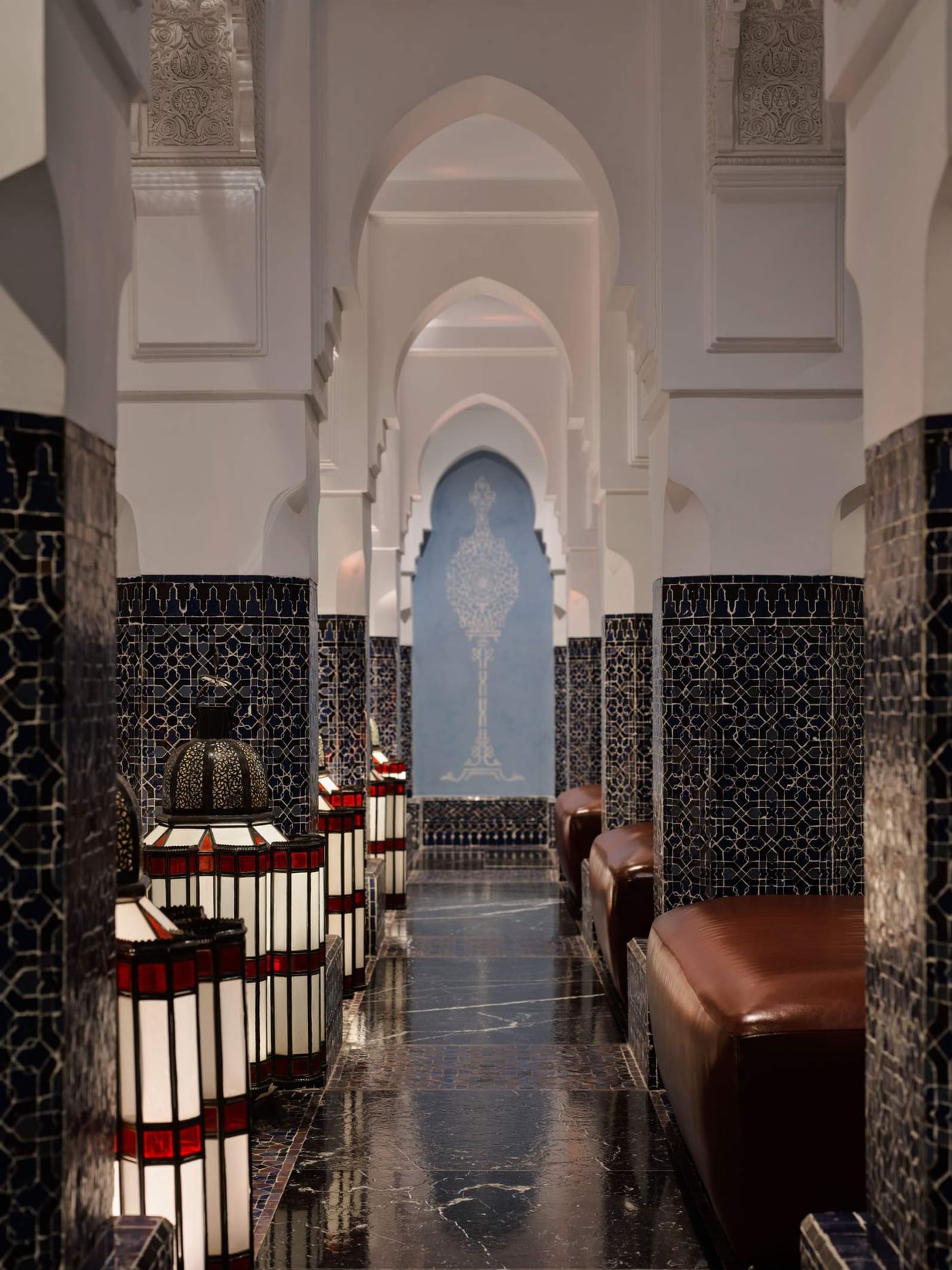 Piscina interior del spa de La Mamounia, entre arcos y mosaico